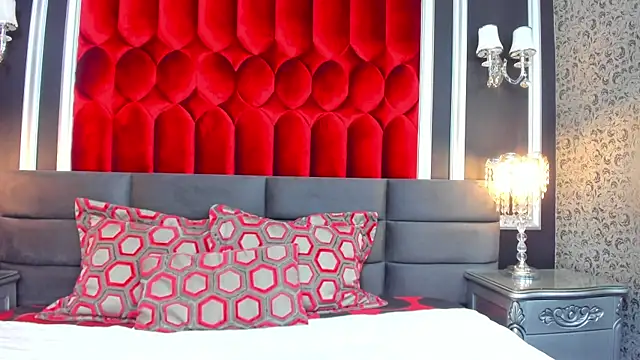 Snapshot of SharonBonet chatting on 12.04.25 SharonBonet online show from 12.04.25