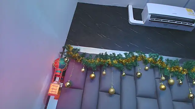 Snapshot of kissme_luna chatting on 12.17.25 kissme luna online show from 12.17.25