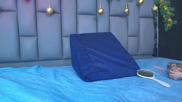 Snapshot of kissme_luna chatting on 12.19.25 kissme luna online show from 12.19.25