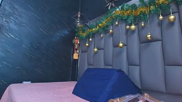 Snapshot of kissme_luna chatting on 12.20.25 kissme luna online show from 12.20.25