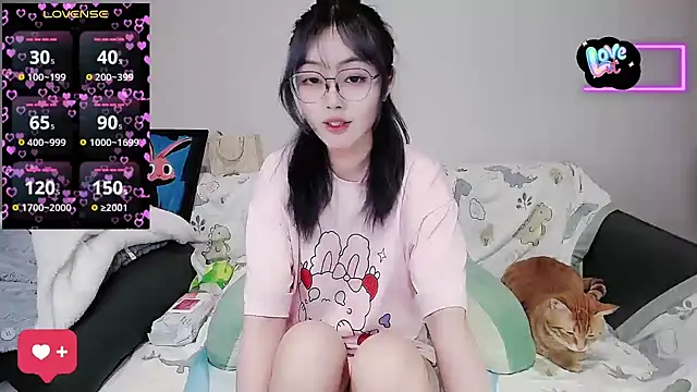 Snapshot of baby-yaya20 chatting on 10.31.25 baby-yaya20 online show from 10.31.25