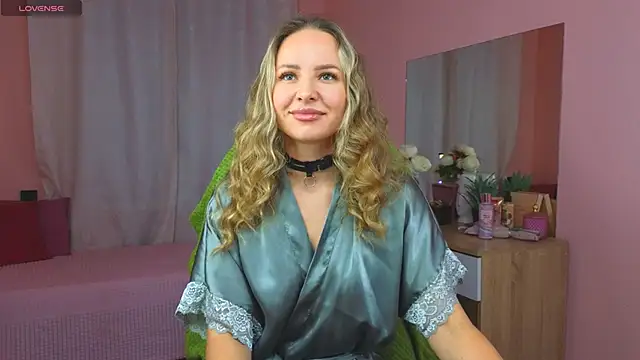 Hloya Mei online show from 09.13.25