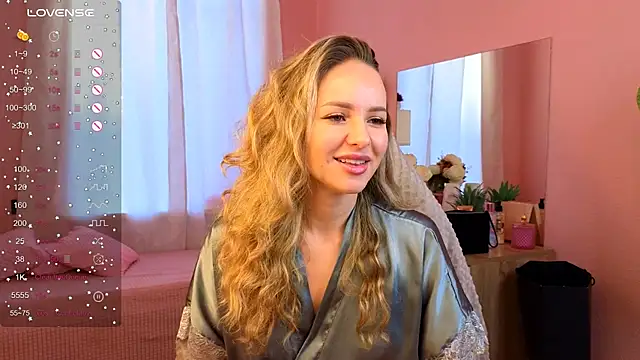 Hloya Mei online show from 09.26.25