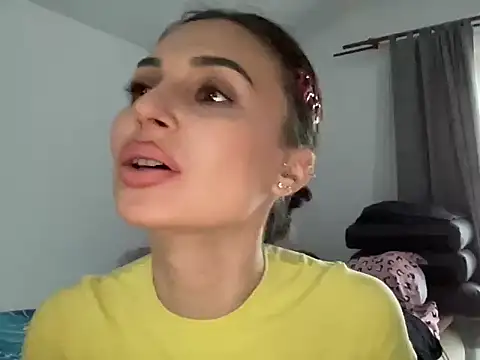 Snapshot of lannaah_ chatting on 10.04.25 lannaah online show from 10.04.25