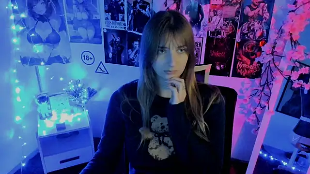 Snapshot of NeyliDream chatting on 11.22.25 NeyliDream online show from 11.22.25