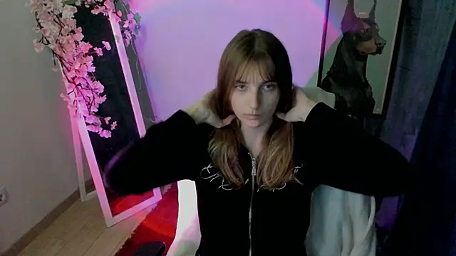 Snapshot of NeyliDream chatting on 12.19.25 NeyliDream online show from 12.19.25