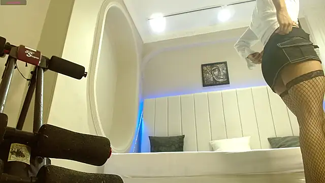 Snapshot of kendra_lux1 chatting on 10.31.25 kendra lux1 online show from 10.31.25