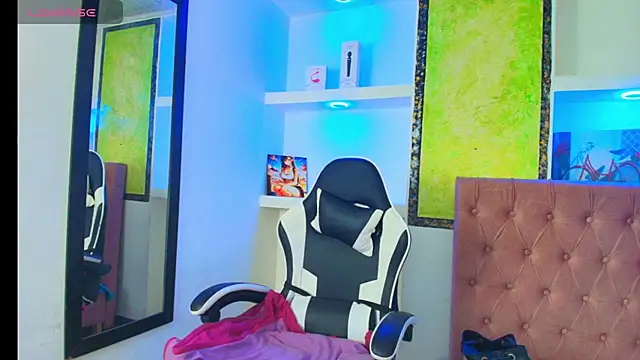 Snapshot of susan_mooree chatting on 10.18.25 susan mooree online show from 10.18.25