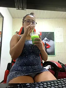 Snapshot of susan_mooree chatting on 12.04.25 susan mooree online show from 12.04.25