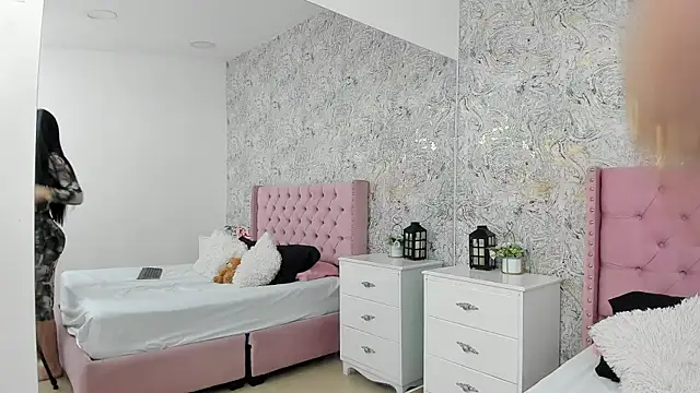 Snapshot of PaolaSanz chatting on 10.04.25 PaolaSanz online show from 10.04.25