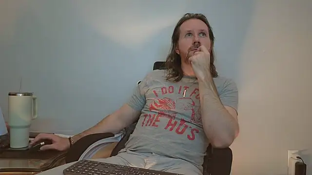 Snapshot of AlbinoAdonis chatting on 04.21.26 AlbinoAdonis online show from 04.21.26