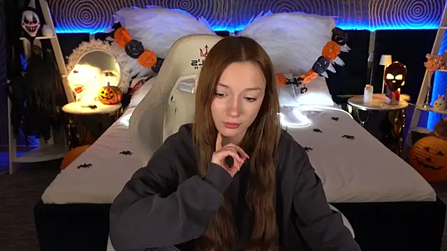 FoxyMayy online show from 10.29.25