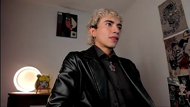 Snapshot of guynextdo0r chatting on 10.24.25 guynextdo0r online show from 10.24.25