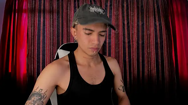 Snapshot of guynextdo0r chatting on 11.06.25 guynextdo0r online show from 11.06.25