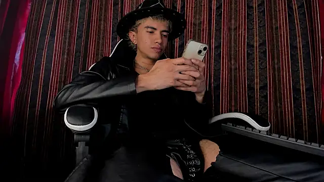 Snapshot of guynextdo0r chatting on 11.19.25 guynextdo0r online show from 11.19.25