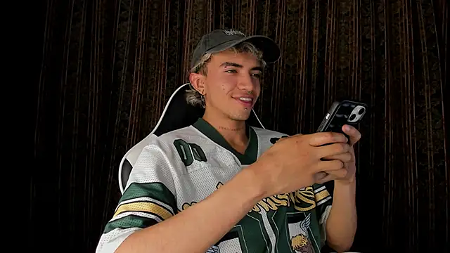 Snapshot of guynextdo0r chatting on 11.27.25 guynextdo0r online show from 11.27.25