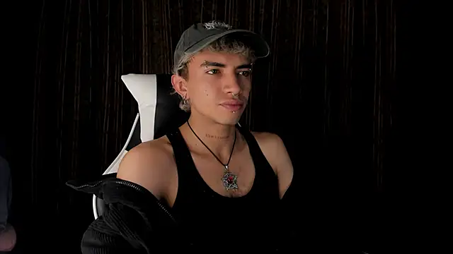 Snapshot of guynextdo0r chatting on 12.17.25 guynextdo0r online show from 12.17.25