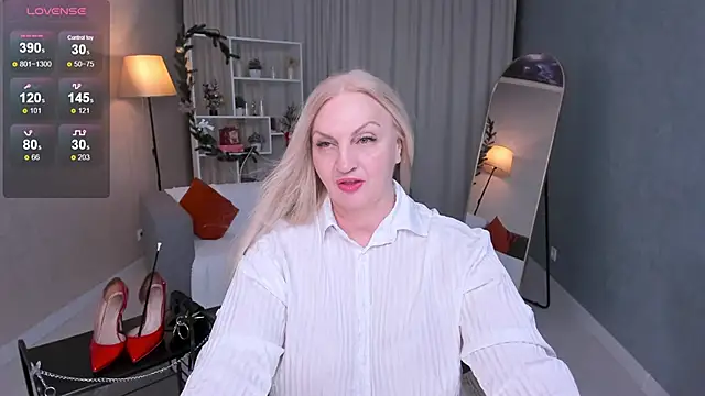 Snapshot of Nina_Devillle chatting on 12.15.25 Nina Devillle online show from 12.15.25