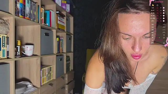 Snapshot of AzureEyes chatting on 09.20.25 AzureEyes online show from 09.20.25