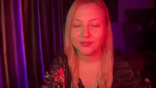 BikiHellena online show from 11.10.25