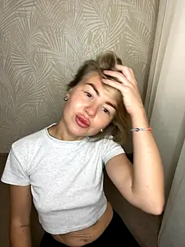 Snapshot of MartaLuna_ chatting on 09.27.25 MartaLuna online show from 09.27.25