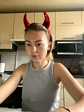 Snapshot of MartaLuna_ chatting on 10.28.25 MartaLuna online show from 10.28.25