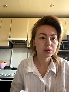 Snapshot of MartaLuna_ chatting on 11.15.25 MartaLuna online show from 11.15.25