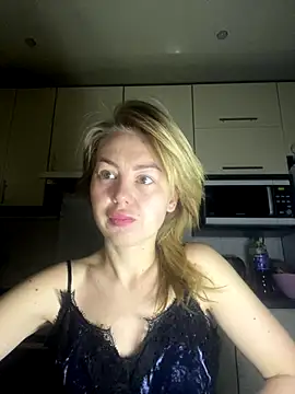 Snapshot of MartaLuna_ chatting on 11.17.25 MartaLuna online show from 11.17.25