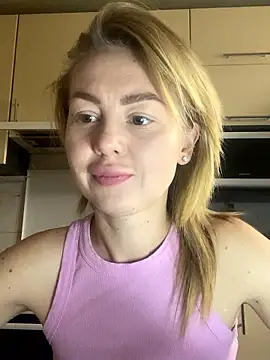 Snapshot of MartaLuna_ chatting on 11.18.25 MartaLuna online show from 11.18.25