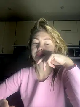 Snapshot of MartaLuna_ chatting on 11.19.25 MartaLuna online show from 11.19.25