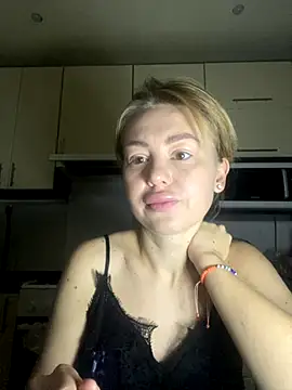 Snapshot of MartaLuna_ chatting on 11.21.25 MartaLuna online show from 11.21.25