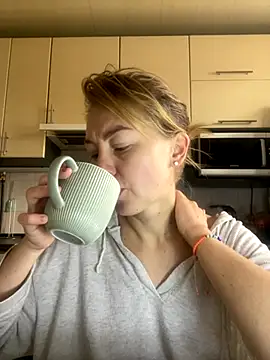 Snapshot of MartaLuna_ chatting on 11.22.25 MartaLuna online show from 11.22.25