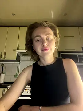 Snapshot of MartaLuna_ chatting on 12.13.25 MartaLuna online show from 12.13.25