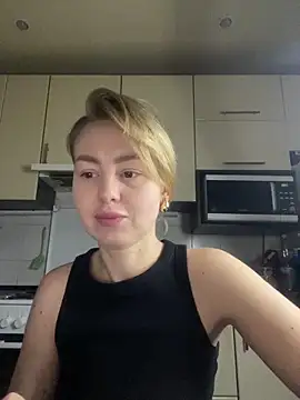 Snapshot of MartaLuna_ chatting on 12.14.25 MartaLuna online show from 12.14.25