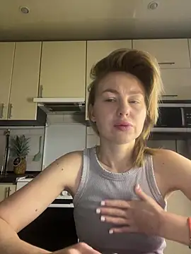 Snapshot of MartaLuna_ chatting on 12.18.25 MartaLuna online show from 12.18.25