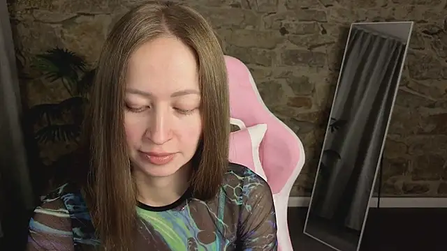 Snapshot of bella_li__ chatting on 12.23.25 bella li online show from 12.23.25