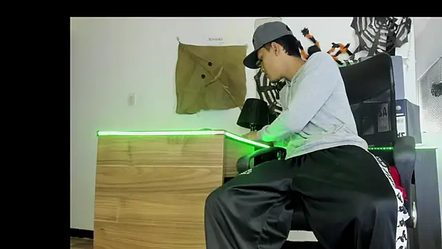 Snapshot of xxKamadevaxx chatting on 10.26.25 xxKamadevaxx online show from 10.26.25