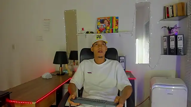 Snapshot of xxKamadevaxx chatting on 11.19.25 xxKamadevaxx online show from 11.19.25