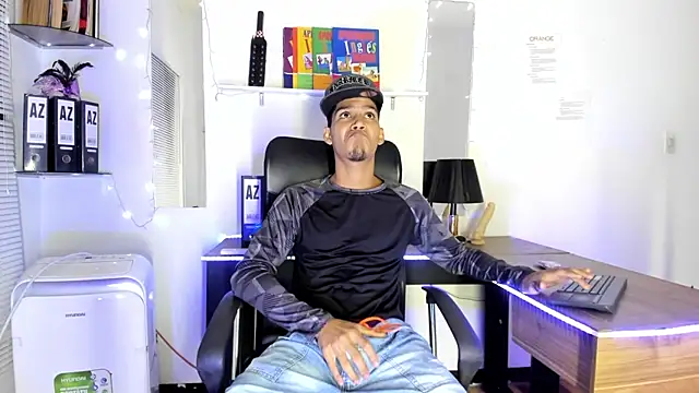 Snapshot of xxKamadevaxx chatting on 11.21.25 xxKamadevaxx online show from 11.21.25