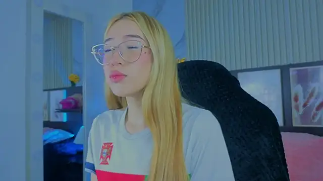 Snapshot of tokyoluu chatting on 09.23.25 tokyoluu online show from 09.23.25