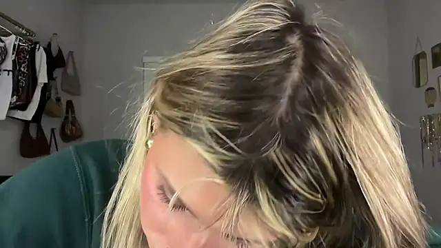 Snapshot of AnnGrayson chatting on 10.29.25 AnnGrayson online show from 10.29.25