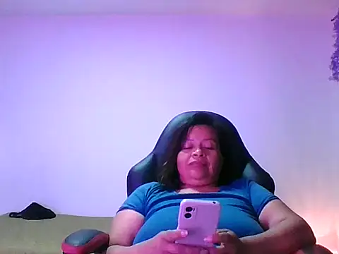 Snapshot of adri89-g chatting on 09.30.25 adri89-g online show from 09.30.25