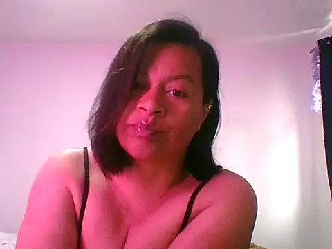 Snapshot of adri89-g chatting on 10.10.25 adri89-g online show from 10.10.25