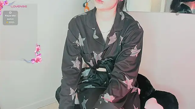 Snapshot of Molllysdays chatting on 11.05.25 Molllysdays online show from 11.05.25