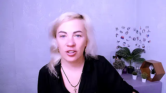 Snapshot of EmmaCat_ chatting on 11.05.25 EmmaCat online show from 11.05.25