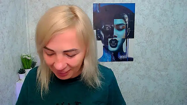 Snapshot of EmmaCat_ chatting on 11.14.25 EmmaCat online show from 11.14.25