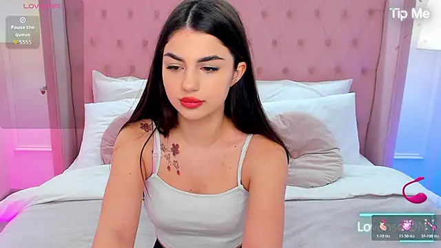 Snapshot of HelenTiny chatting on 11.26.25 HelenTiny online show from 11.26.25