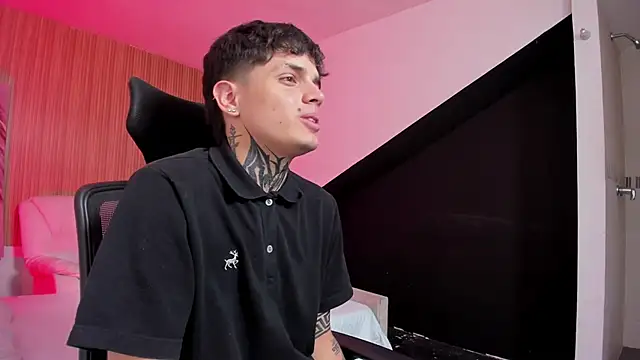 Snapshot of Declan-Fox chatting on 09.16.25 Declan-Fox online show from 09.16.25