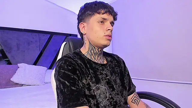 Snapshot of Declan-Fox chatting on 09.17.25 Declan-Fox online show from 09.17.25