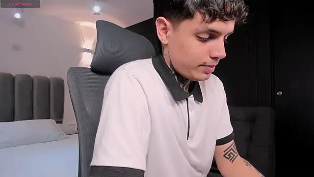 Snapshot of Declan-Fox chatting on 09.21.25 Declan-Fox online show from 09.21.25